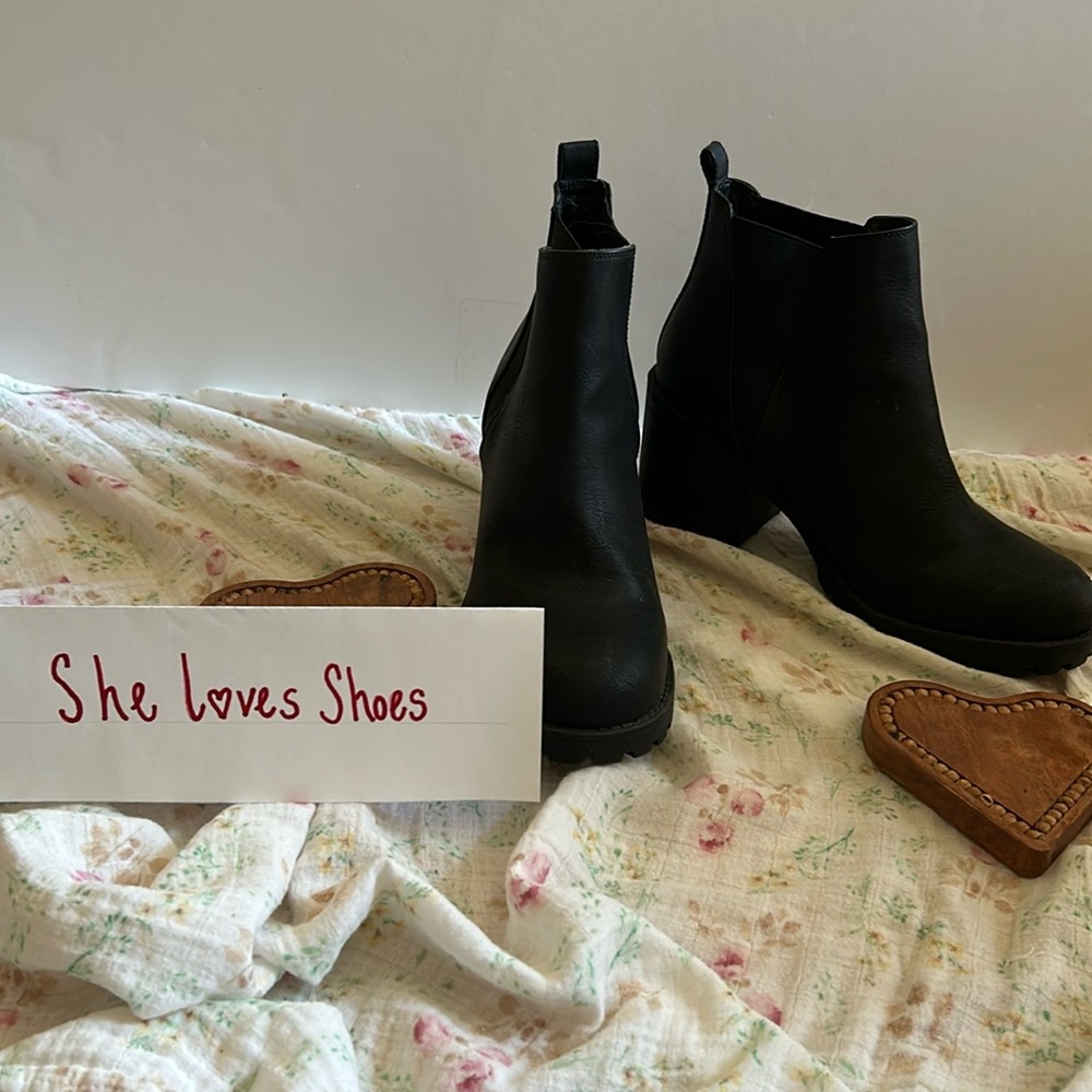 Dirty Laundry chunky ankle boot/Black.